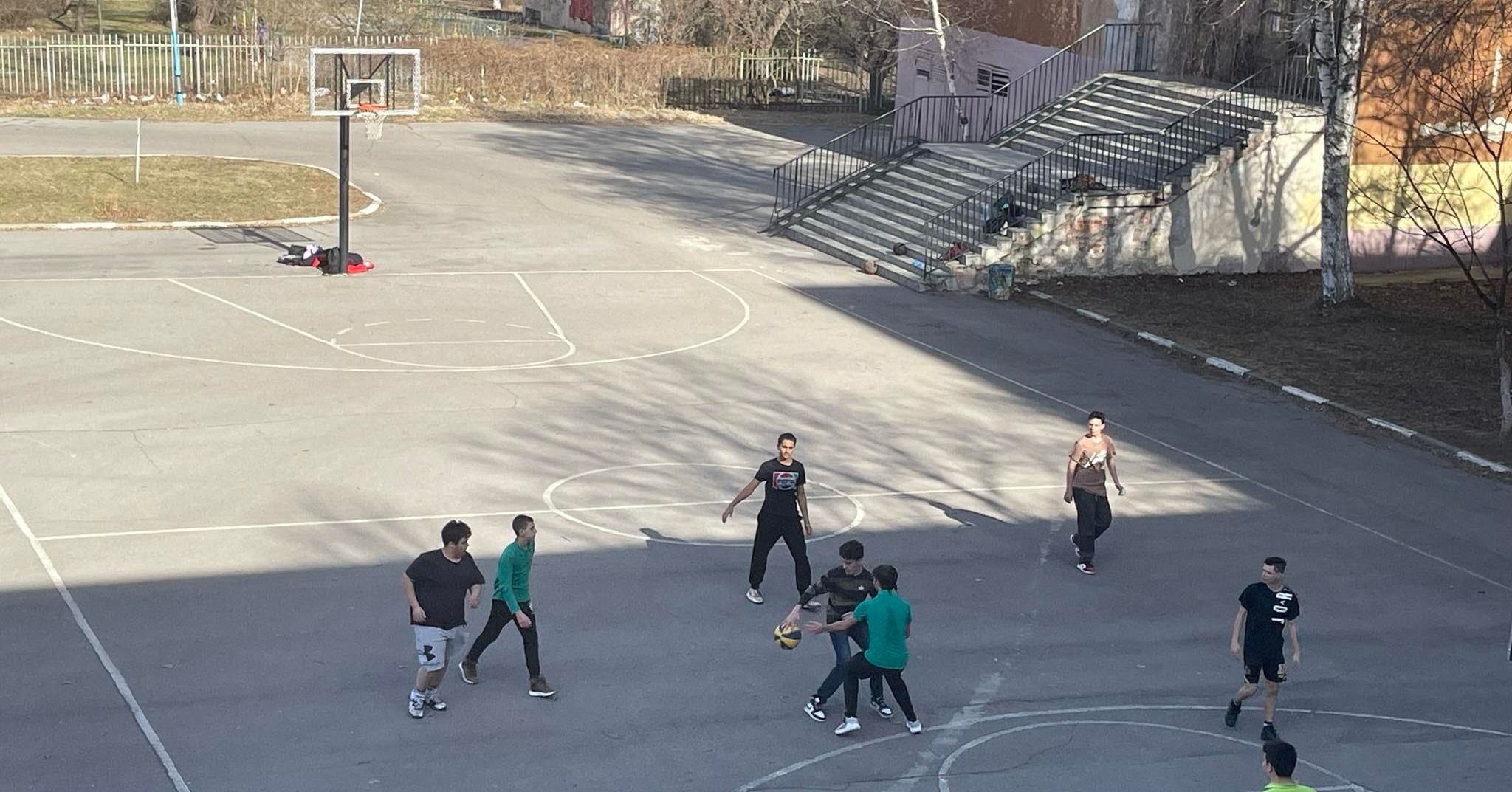 снимка на Баскетболът в 97. СУ става популярен