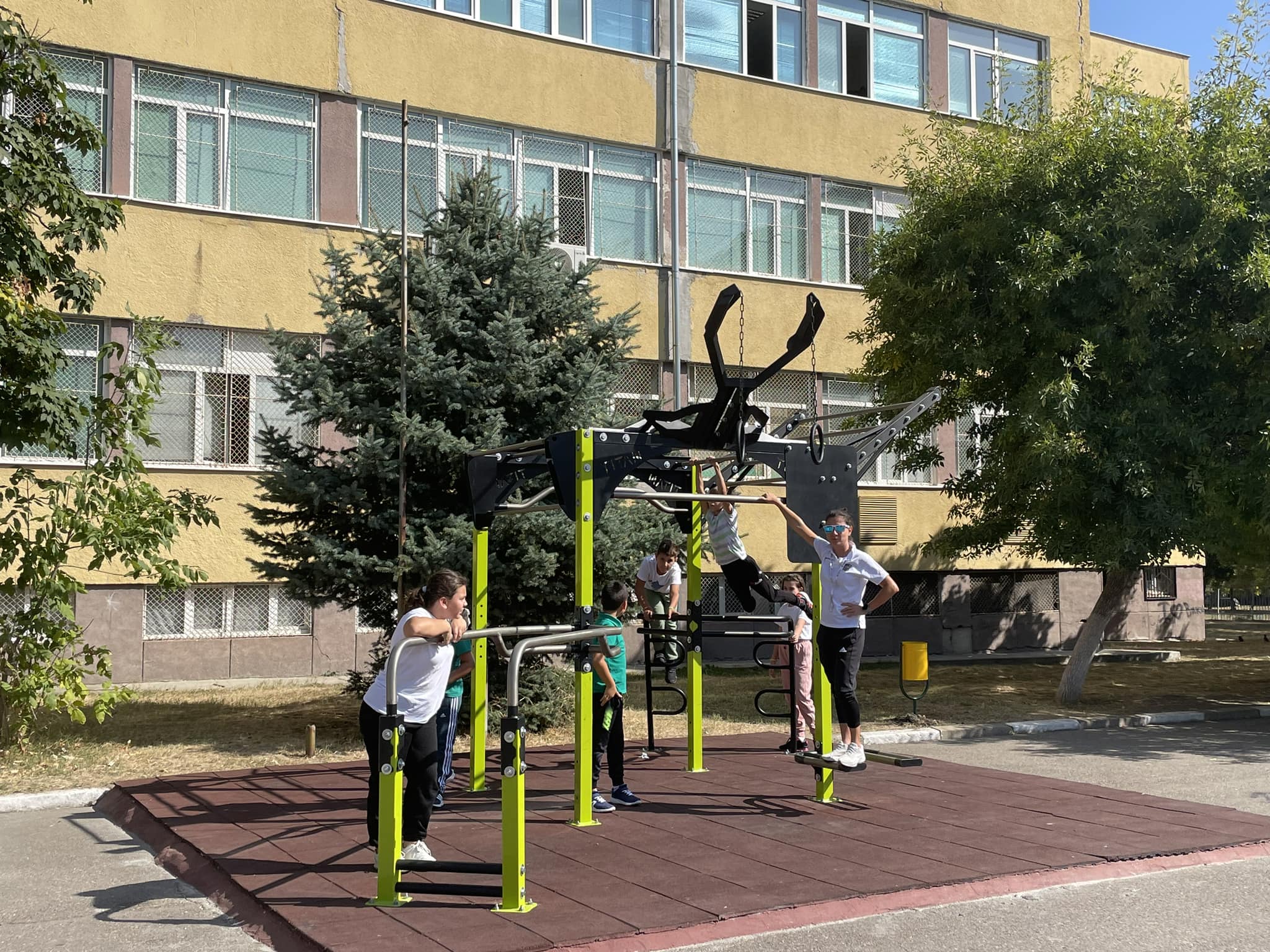 снимка на Открихме новата спортна площадка в двора на училището