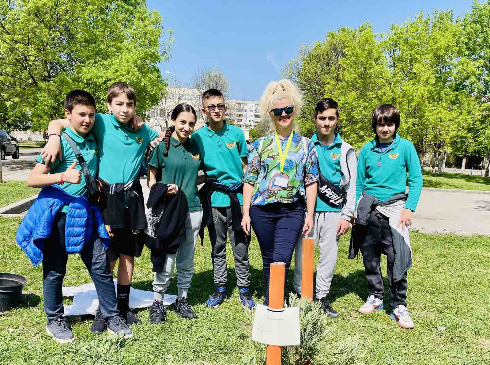снимка на Този уикенд учениците ни участваха в инициативите „Засади бъдеще“ и "Капачки за бъдеще“